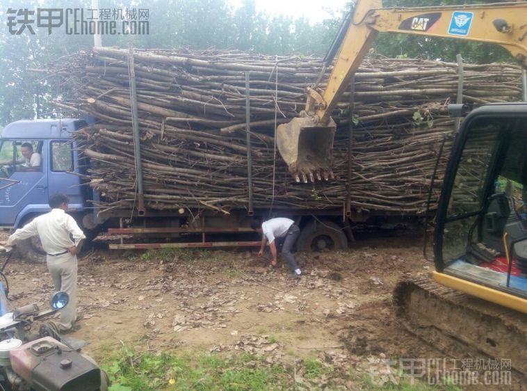 拉樹枝的車陷了。