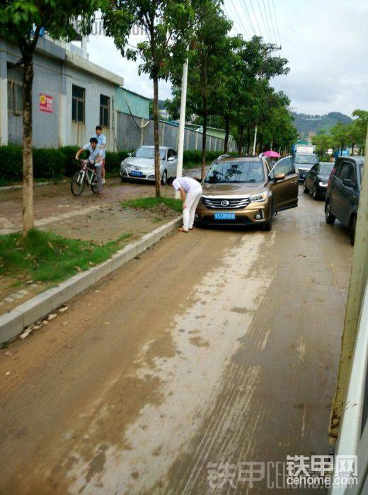 大哥你看啥呢！不好好開車
