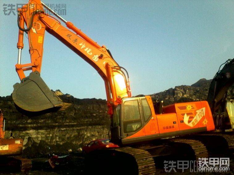 履帶板太寬估計是怕陷車
