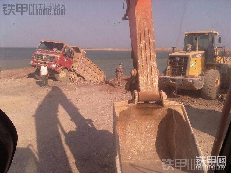 大翻差點掉海里，去給拽出來
