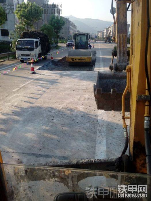 路基整好。壓路機(jī)上場(chǎng)。
