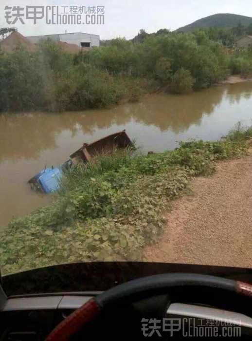 這天車都吃不消，熱的下水洗澡