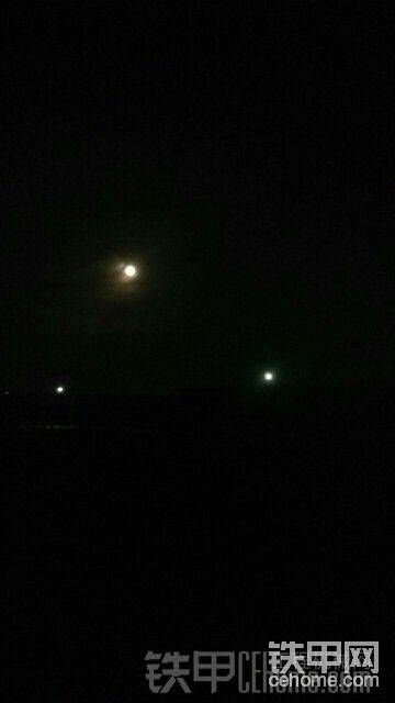 月亮和路灯
