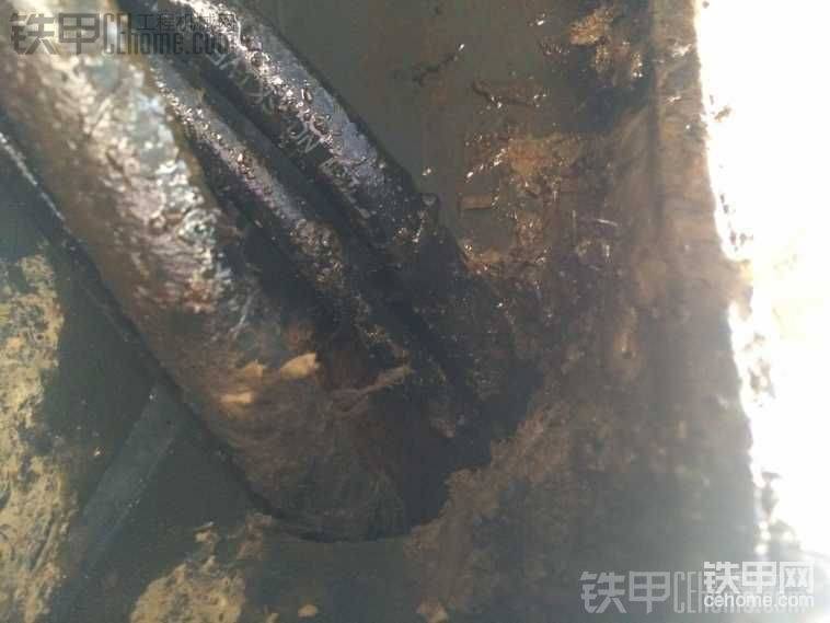這邊行走就是他們前期維修忘記上了，所以時間久了給磨破了