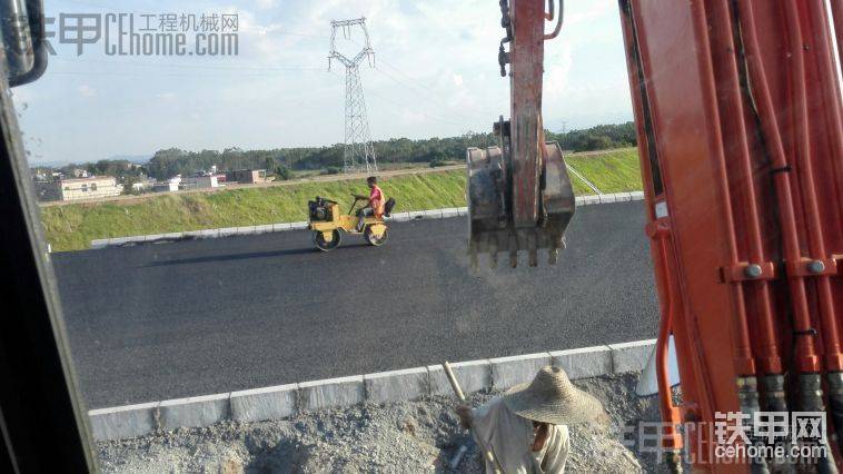 小壓路機(jī)第一次見！
