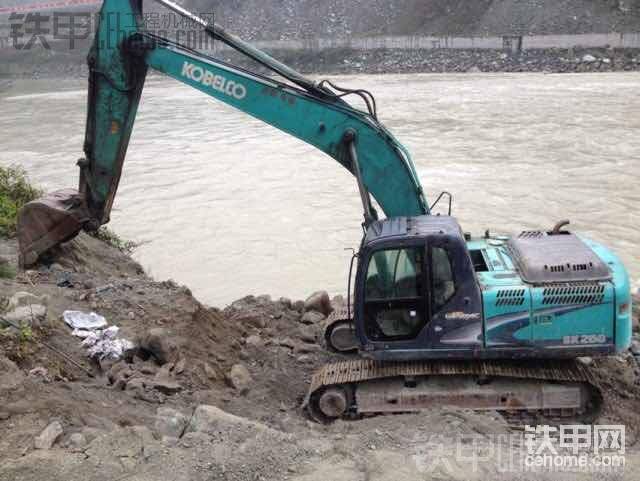 河邊挖水下班吃飯