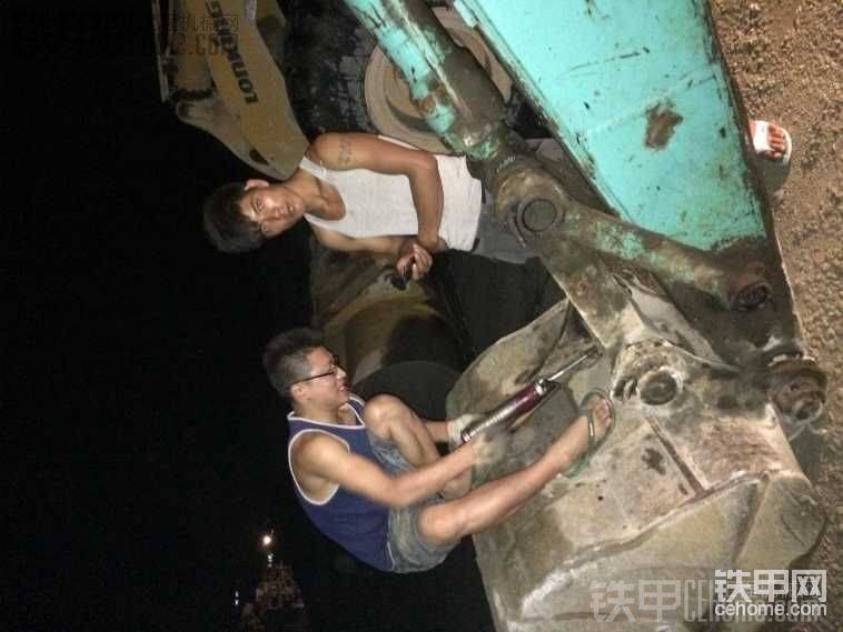 徒弟啊.....打黃油打了三個(gè)小時(shí)，裝載機(jī)師傅都等急了。