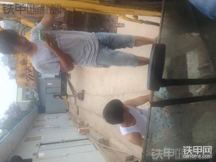 要賬的，不拿工資挖掘機(jī)不讓動 