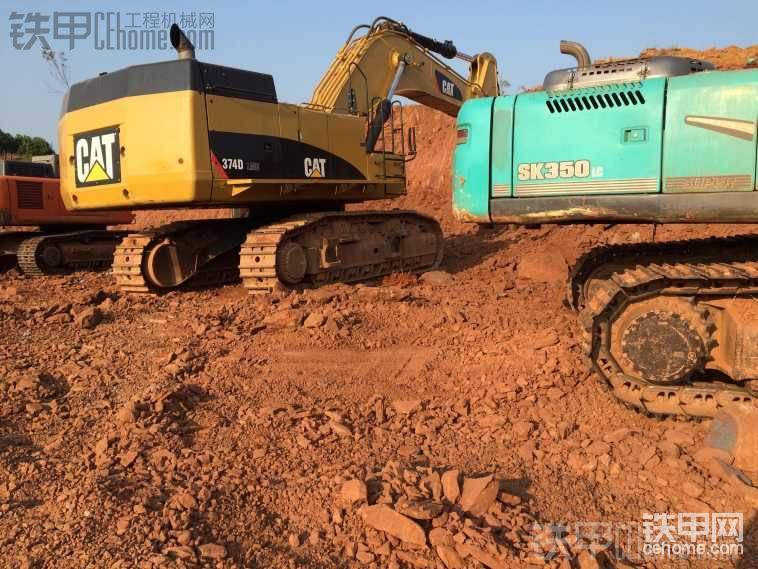 下車就看見(jiàn)了他。工地圍墻都擋不住的霸氣！