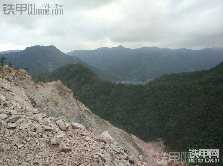 遠處的水庫，下班了基本每天去游泳
