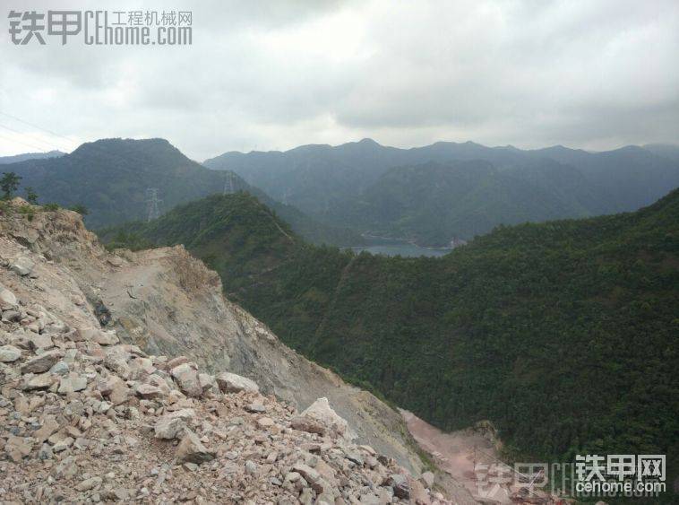 遠處的水庫，下班了基本每天去游泳
