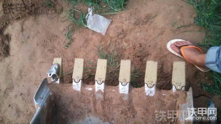 郑州锐锡斗齿，华锦挖斗，一个公司里，13块一个
