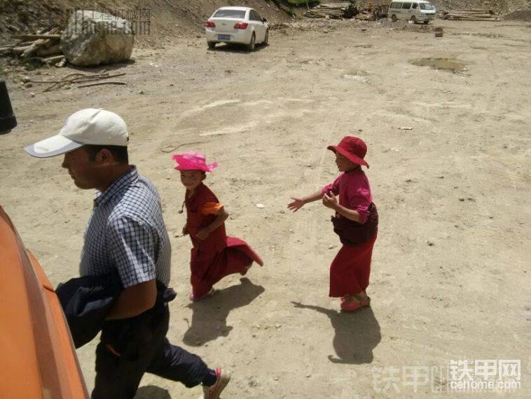6，7歲的小尼姑，好可愛啊
