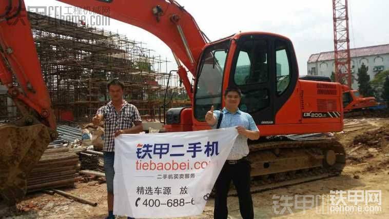 來自隨州的創(chuàng)業(yè)小青年馮攀老板相中本人斗山150挖機合影留念