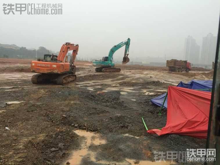 開工一個多小時，毛毛雨瞬間變成瓢潑大雨。只聽一聲喇叭長鳴～&#2