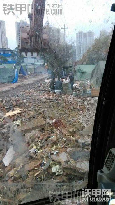 這幾個(gè)在斗地主 都快到跟前了 拍斗都不走&nbsp; 裝癮大
