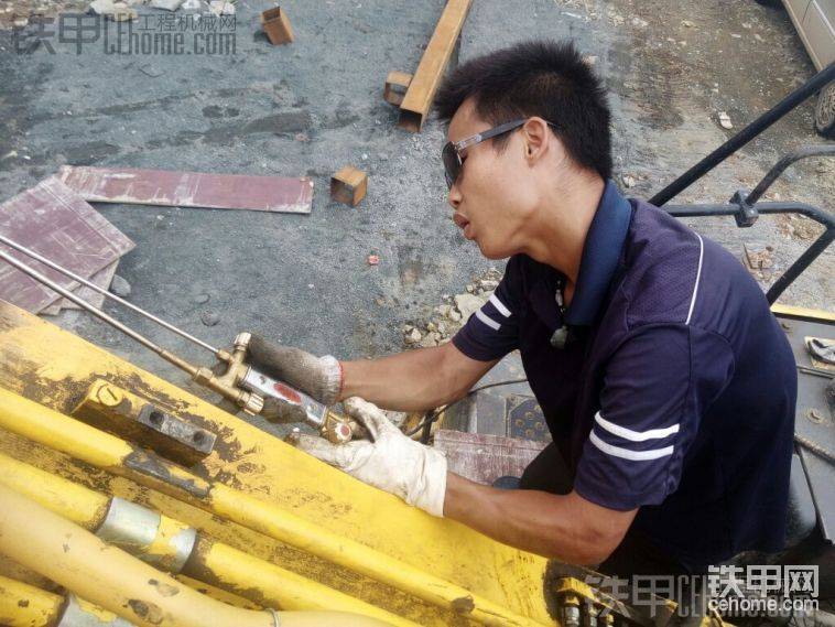 吹着口啸吹氧焊<img class="smiley" src="/img/smiley/default/titter.gif">
