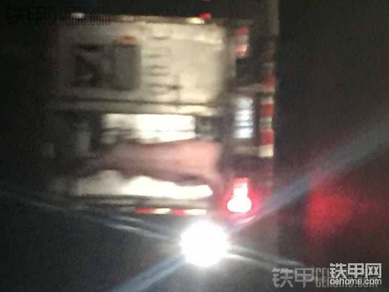 你個二逼駕駛員開車咋不關(guān)門呢，夜里面知道這樣多嚇人嘛