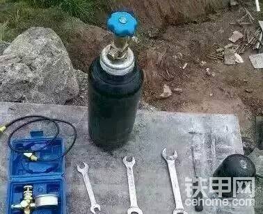 挖掘機破碎錘無力如何加氮氣？