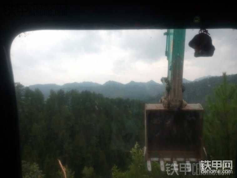 駕駛室上面有個小東西&nbsp; 那是前女友給我秀的&nbsp; 
