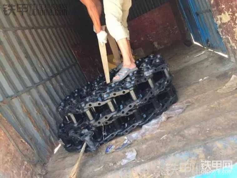 換鏈條了，這里說說住友機的缺點，住友機底座要求比較高，彈簧&#2
