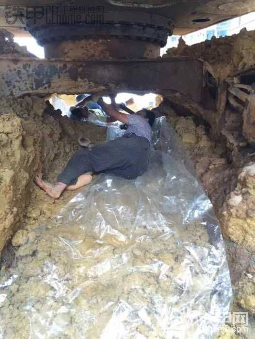 最痛恨就是爆行走管了，一箱的液壓油全部漏沒了，最可氣的是機&#2