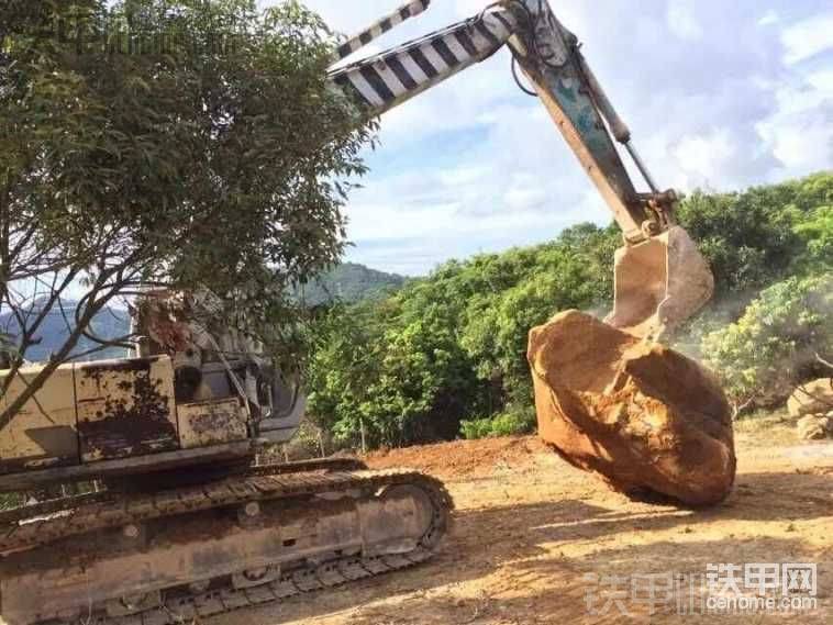 這石頭不是一般的大，本機子是加強形的機子挖這石頭屁股都會翹&#3