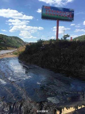 陜西延安挖機(jī)挖破輸油管部分石油流入