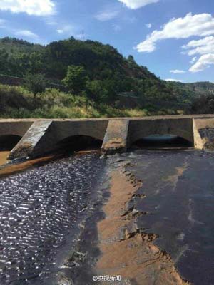 陜西延安挖機(jī)挖破輸油管部分石油流入