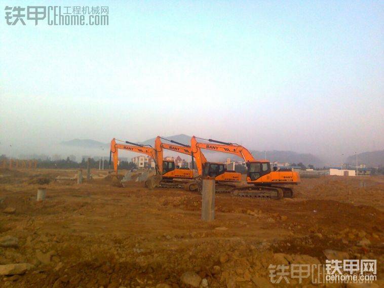 11年在雅居樂拍的，怎么樣，霸氣吧，國產(chǎn)的挖機(jī)也不錯(cuò)哦。
