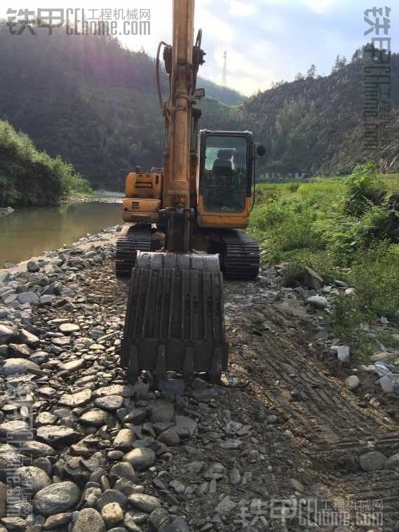 漲水把路沖爛了，修了一天。