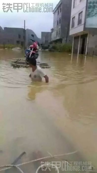 下大雨了發(fā)大水了路上都撿得魚