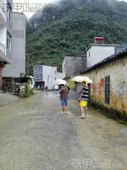 下大雨了發(fā)大水了路上都撿得魚