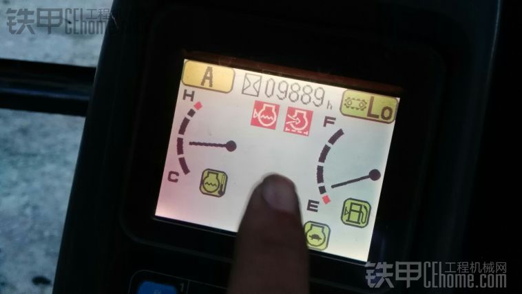 大家帮看看小松200-7报警标志!!