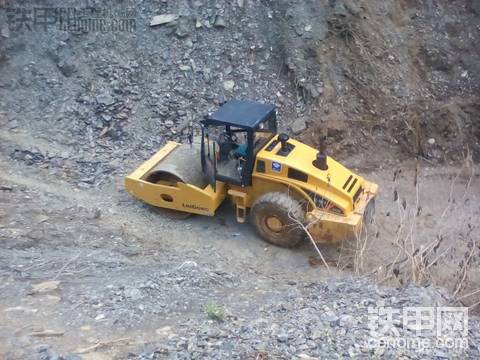 柳工壓路機(jī)新車(chē)燒機(jī)油