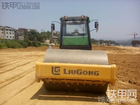 柳工壓路機(jī)新車(chē)燒機(jī)油