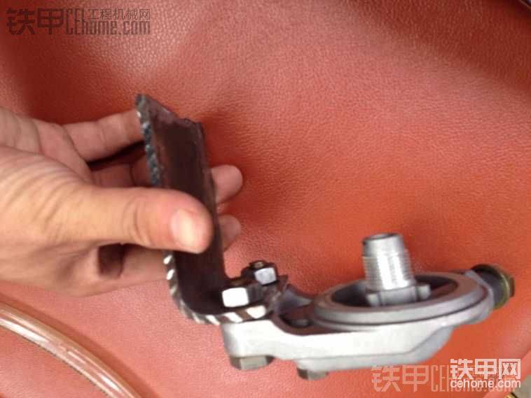 考慮到濾芯座沒地方裝螺絲，于是給濾芯座又做了一個座子，