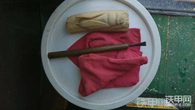一段木頭，一把刻刀！請(qǐng)忽視我鮮艷的抹布和黃油桶！
