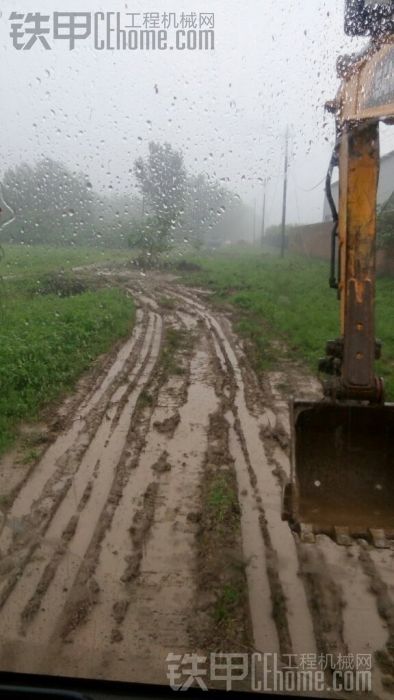 听说下雨天，烂泥跟挖掘机更配！！！