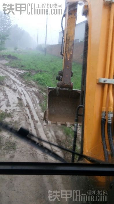 听说下雨天，烂泥跟挖掘机更配！！！