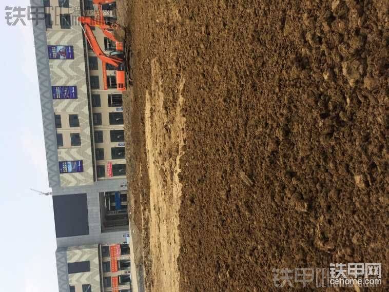 挖機旁邊的坡就是我上次問老師傅討經(jīng)驗整出來的<img class="smiley" src="/img/smiley/default/hug.gif">