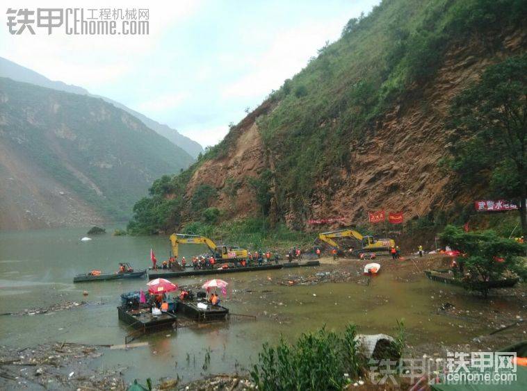 堰塞體上的設(shè)備都是通過這個(gè)浮船從堰塞湖擺渡過去的…
