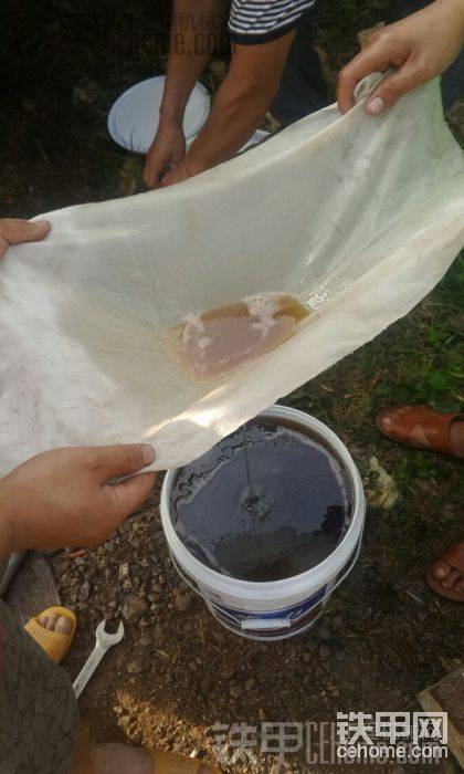 清洗液壓油箱后，挖機(jī)裝上主泵，全部換的新液壓油，濾芯 準(zhǔn)備就&#