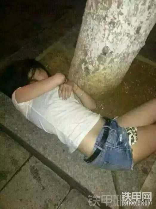 最后發(fā)現(xiàn)一女子喝醉了 把地當(dāng)床！是哪位的女朋友，哪位的老婆 快&