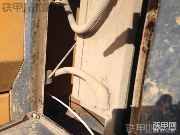 由于是12v的。只能接一個電瓶。過幾天去買個24v轉(zhuǎn)12v的逆變器