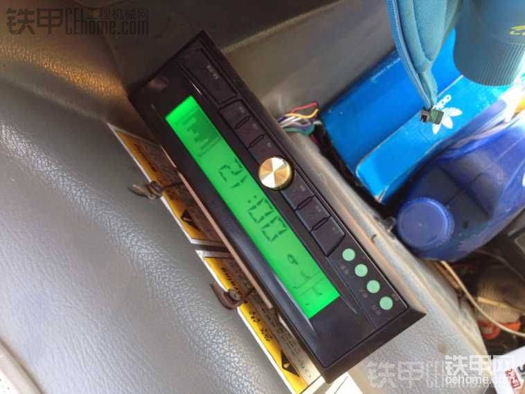 固定卡機(jī)。由于材料準(zhǔn)備的不足先暫時這樣吧。打時候拿玻璃膠打&#1