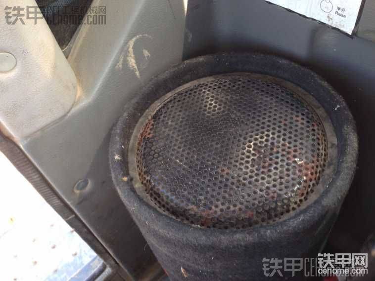 低音炮太大了。只能放在角落里了