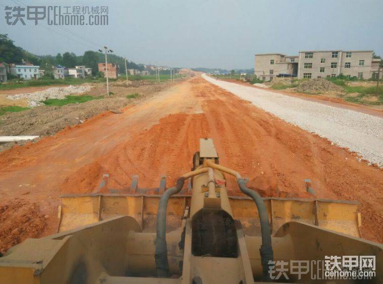 鏟車(chē)精確整平，要達(dá)到標(biāo)高的標(biāo)準(zhǔn)，整條路九萬(wàn)多方路，今天可算&#2