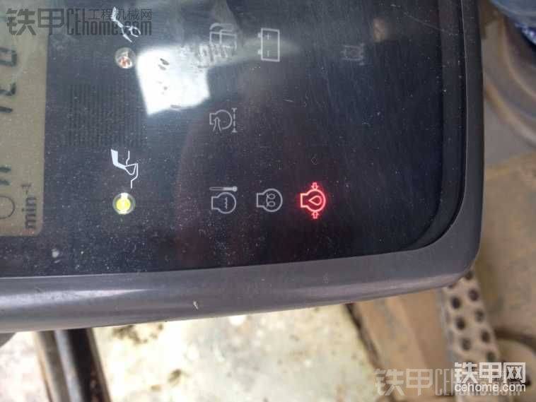 發(fā)動機(jī)器的時候自檢過后  燈會一直亮  伴隨滴滴的警報聲   給