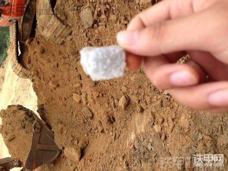 挖土挖的石头，不知道是啥东西